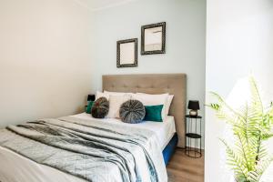 Postel nebo postele na pokoji v ubytování Melos House - Charming Apartment with Jacuzzi in the Heart of the City Perfect for Memorable Summer Experiences By Villa Mana Gers