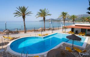 Piscina a Medplaya Hotel Vistamar Costa Dorada o a prop