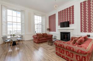 愛丁堡的住宿－愛丁堡目的地約克廣場公寓，客厅设有两张沙发和一个壁炉