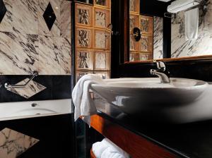 A bathroom at Ramada Loutraki Poseidon Resort