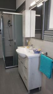 Ванна кімната в Alloggio spazioso e comodo con parcheggio gratuito
