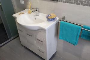 Ванна кімната в Alloggio spazioso e comodo con parcheggio gratuito