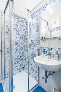 Et badeværelse på Marina Grande Apartment + 13 billeder