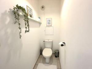 Ένα μπάνιο στο Le Central - Confort et Calme au centre-ville - Lits Queen Size