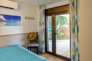 Postel nebo postele na pokoji v ubytování Villa Casa Pollino in Lloret de Mar + 32 fotografií