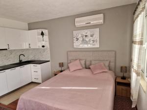Postel nebo postele na pokoji v ubytování Apartments Ozrenka