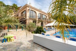 ein Haus mit einem Pool und einem Resort in der Unterkunft Villa Casa Pollino in Lloret de Mar in Lloret de Mar