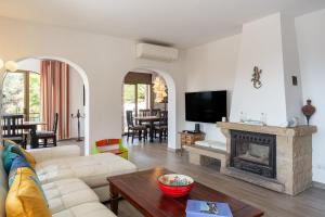 sala de estar con sofá y chimenea en Villa Casa Pollino in Lloret de Mar, en Lloret de Mar