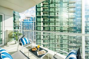 En balkong eller terrass på LUX The JBR Beach Sea View Suite