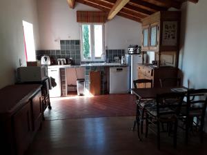 Кухня или мини-кухня в Maison de Campagne l'étang
