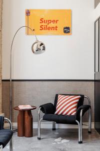 パリにあるEdgar Suites Louvre - Richelieuのロビーには椅子と超静音サインがあります。