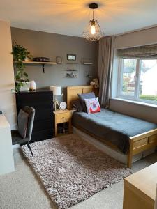 Schlafzimmer mit einem Bett, einem Schreibtisch und einem Fenster in der Unterkunft Fairhaven 