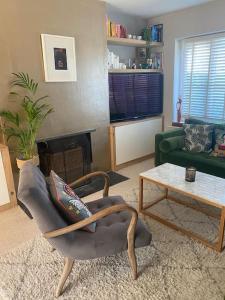 ein Wohnzimmer mit einem Stuhl und einem Couchtisch in der Unterkunft Fairhaven 