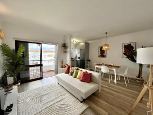 - un salon avec un canapé blanc et une table dans l'établissement Albufeira Design by Homing, à Albufeira