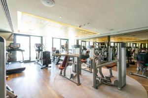 einen Fitnessraum mit Laufbändern und Trainingsgeräten in einem Gebäude in der Unterkunft GLOBALSTAY DAMAC Towers by Paramount in Business Bay in Dubai