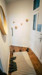 um quarto com um colchão no chão e uma porta em Sanierter Altbau, 2 Zimmer, 24-7 Check-in em Kiel