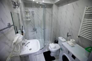 bagno con doccia, lavandino e servizi igienici di Terrace View a Tbilisi City