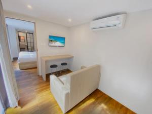 una sala de estar con un sofá y una cama en PAMELA BALI, en Kerobokan