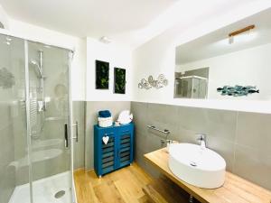 ein Bad mit einem Waschbecken und einer Dusche in der Unterkunft Rolli De Mar - Apartamento Boutique, elegante monolocale, Acquario di Genova, Genoa old town in Genua