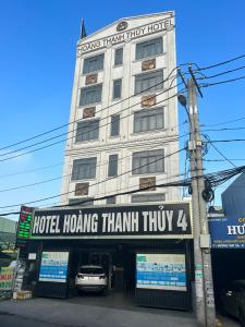 Un edificio de hotel con un cartel delante. en Khách Sạn Hoàng Thanh Thủy 4, en Ho Chi Minh