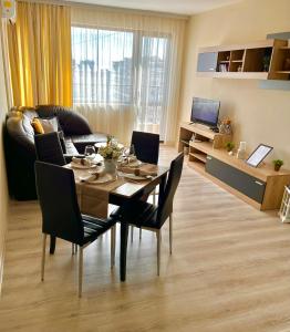 - un salon avec une table, des chaises et un canapé dans l'établissement Happy Bears Place, à Varna