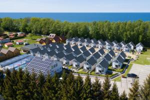una vista aérea de una fila de casas con paneles solares en Collins Holiday, en Ustronie Morskie