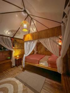 1 dormitorio con cama con dosel y alfombra en Remy's Nest en Tagaytay