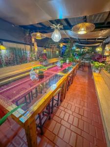 Remy's Nest في تاجيتاي: طاولة طويلة مع نباتات الفخار عليها