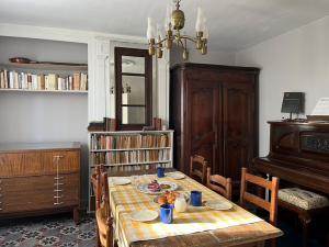 una sala da pranzo con un tavolo con del cibo sopra di ‘L’ éditeur’ - Maison de Maître Honfleuraise. a La Rivière Saint Sauveur Altre 38 foto