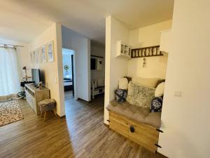 ein Wohnzimmer mit einem Sofa in der Mitte eines Zimmers in der Unterkunft Neue Ferienwohnung mit Whirlpool und Sauna in der Residenz Grafenmatt inklusive HochschwarzwaldCard in Feldberg