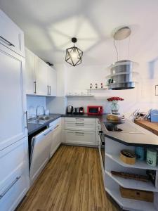 Η κουζίνα ή μικρή κουζίνα στο Neue Ferienwohnung mit Whirlpool und Sauna in der Residenz Grafenmatt inklusive HochschwarzwaldCard