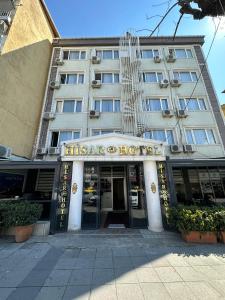 un hotel con un cartel en la parte delantera en HİSAR HOTEL en Estambul