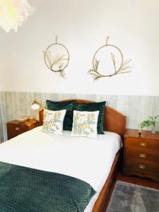 ein Schlafzimmer mit einem Bett mit zwei Pflanzen an der Wand in der Unterkunft Casa Da Várzea in Torres Vedras