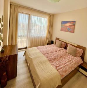 1 dormitorio con cama grande y ventana grande en Happy Bears Place, en Varna