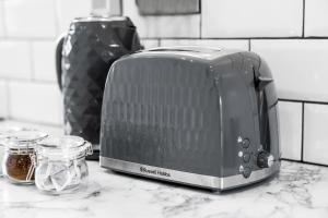 una tostadora en la parte superior de una encimera de cocina en Luxury cosy apartment, en Birmingham