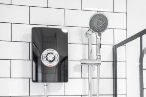 lavabo con ducha y cabezal de ducha en Luxury cosy apartment, en Birmingham