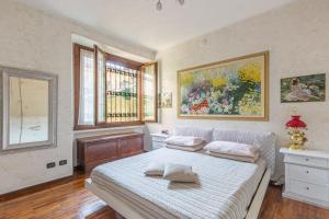 1 dormitorio con 1 cama con 2 almohadas en Villa Monastero, en Arona