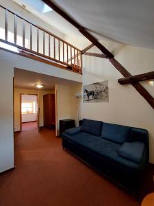 salon z niebieską kanapą w pokoju w obiekcie Hotel Čertousy w Pradze +18 zdjęć
