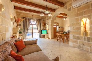 TV a/nebo společenská místnost v ubytování Centre Island Gozitan Farmhouse & Pool - Happy Rentals