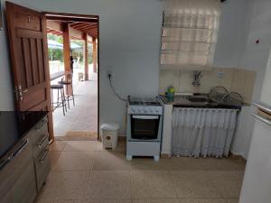 Cuisine ou kitchenette dans l'établissement Recanto Do Sossego Suítes Hospedagem Domiciliar na Praia