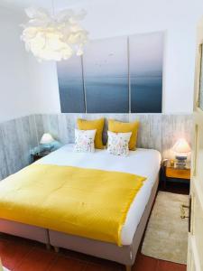 ein Schlafzimmer mit einem großen Bett mit gelber Bettwäsche in der Unterkunft Casa Da Várzea in Torres Vedras