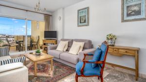 een woonkamer met een bank en een tafel bij Seaview apt with pool by Costarentals - Ref 188 in La Cala de Mijas