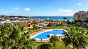 een luchtfoto van een resort met een zwembad en de oceaan bij Seaview apt with pool by Costarentals - Ref 188 in La Cala de Mijas