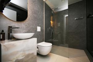 une salle de bain avec toilettes, lavabo et douche dans l'établissement Nest Apartments Sarajevo, à Sarajevo 16 autres photos