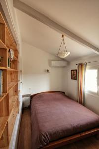 ein Schlafzimmer mit einem großen Bett in einem Zimmer in der Unterkunft Le Jardin Suspendu Gîte avec piscine et jacuzzi pour 15 personnes in Vailhauquès + 57 Fotos