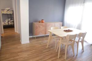 - une table à manger blanche et des chaises dans la pièce dans l'établissement El Balcó del Bastareny Apartamento renovado 6p, à Guardiola de Berguedà