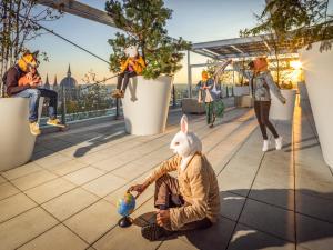 een groep mensen in konijnenkostuums die op een dak spelen bij JO&JOE Vienna in Wenen