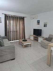 un soggiorno con divano e TV di Apartamento Orla-Mar a Vila Nova de Cacela