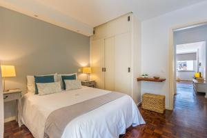 Ένα ή περισσότερα κρεβάτια σε δωμάτιο στο Flat with Balcony at Downtown by Farmers Market