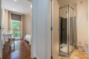 Ένα μπάνιο στο Flat with Balcony at Downtown by Farmers Market +13 φωτογραφίες